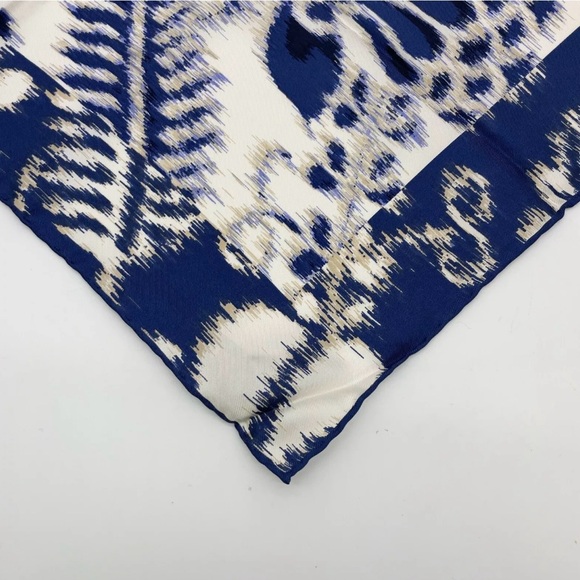 Scarf Sale - Gucci Floral Pattern Navy and White Silk Scarf - Picture 7 of 12